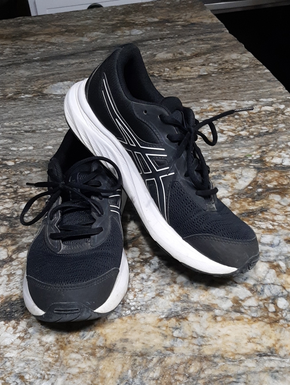 Asics Black and White Men’s Running Sneakers Sz 7
